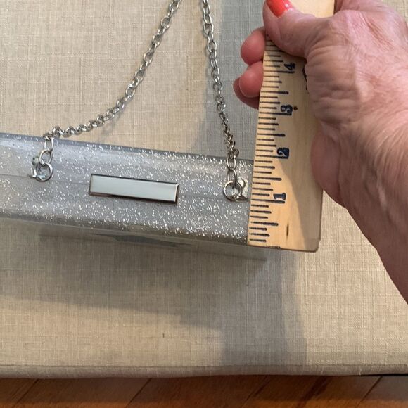 Small silver glitter clutch with silver chain - Picture 5 of 6